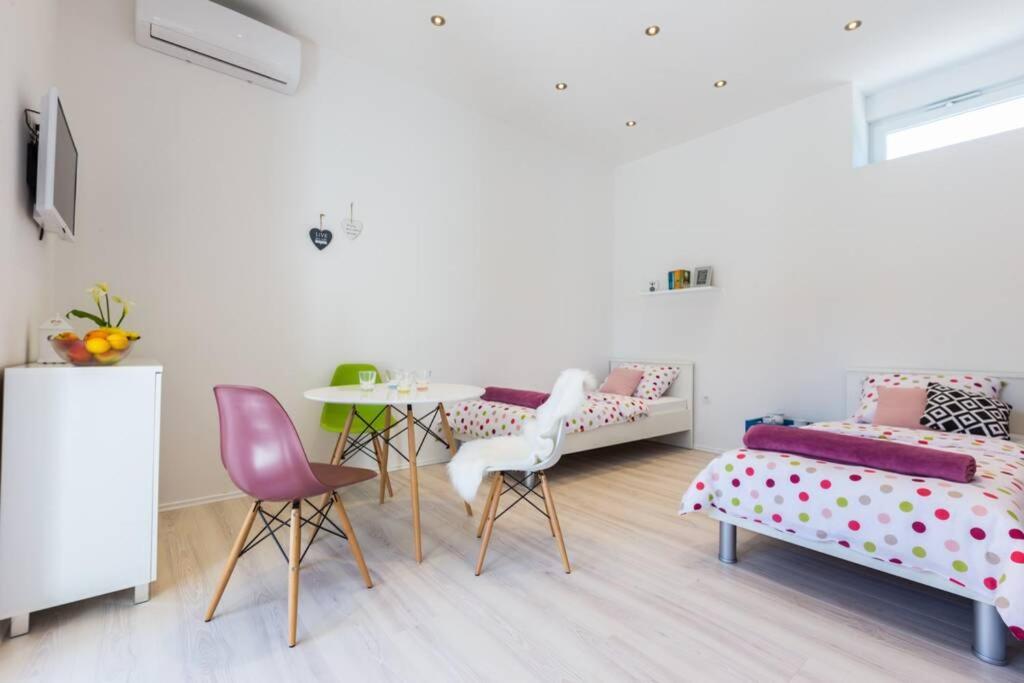 Candy Ap.-near Center,bus,beach+free Parking Place Zadar